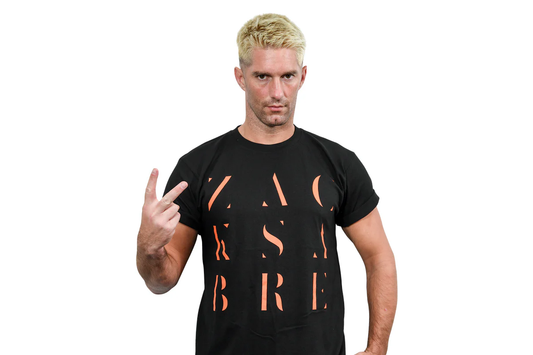 ザック・セイバー Jr.「ZACKSABRE」Tシャツ（ブラック×オレンジ）